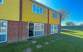 7 Berth Chalet Nearby Hemsby Beach In Norfolk Ref 18168B